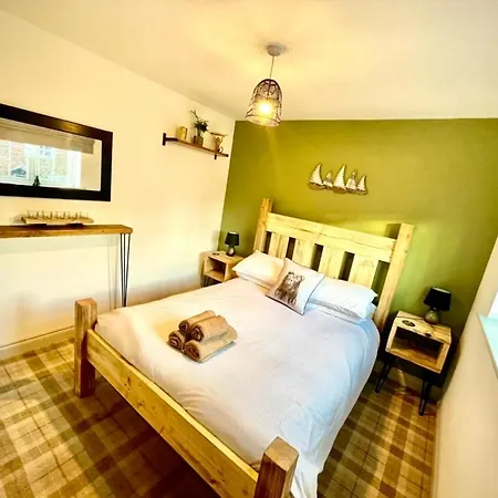 The Bay, Filey, Moonshine 파일리